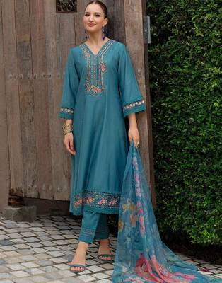 Women Floral Embroidered Regular Thread Work Kurta with Trousers & With Dupatta 1