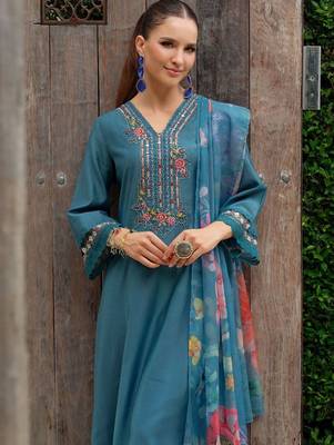 Women Floral Embroidered Regular Thread Work Kurta with Trousers & With Dupatta 5