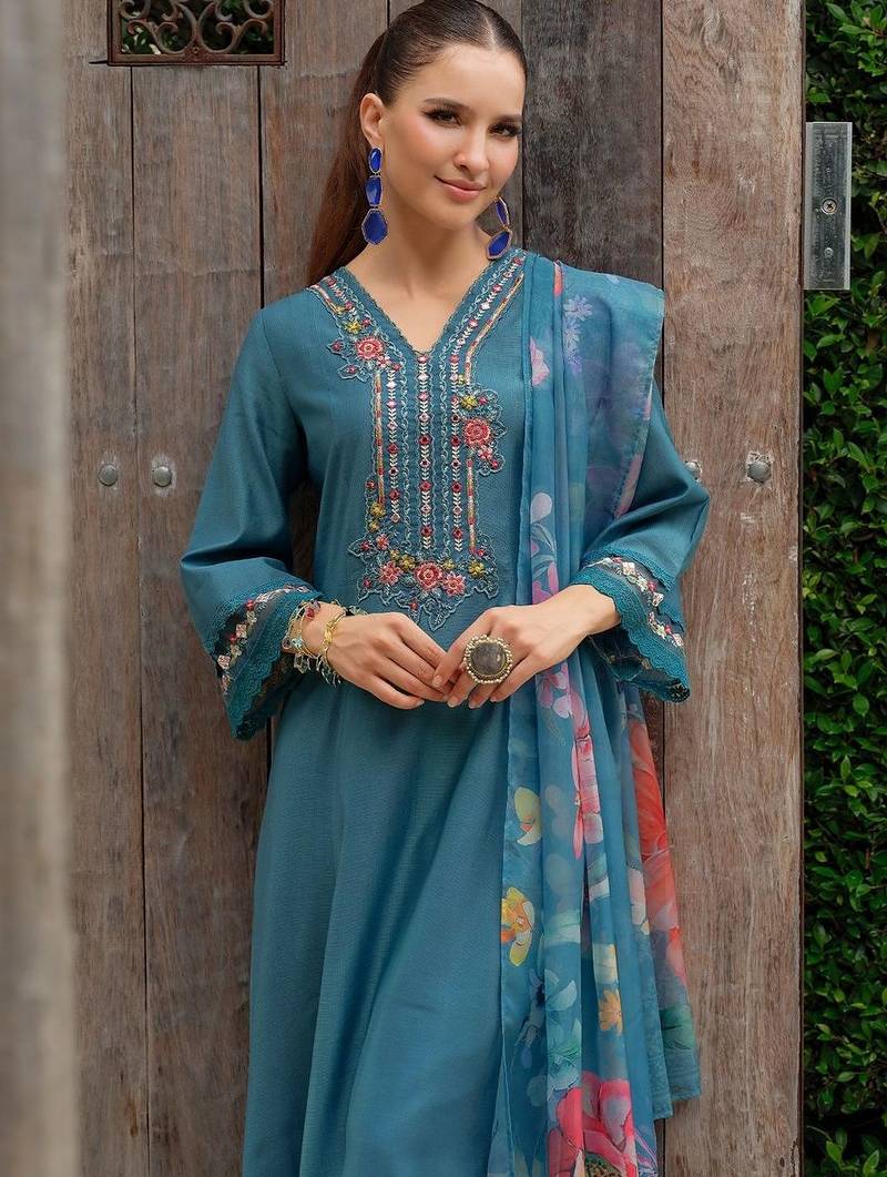 Women Floral Embroidered Regular Thread Work Kurta with Trousers & With Dupatta