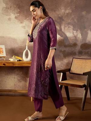 Women Ethnic Motifs Embroidered Regular Thread Work Kurta with Trousers 3
