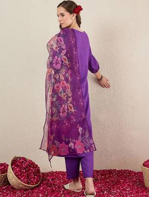 Women Floral V-Neck Kurta with Trousers & With Dupatta 4