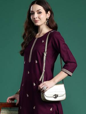 Women Floral Embroidered Regular Thread Work Kurta with Trousers 3