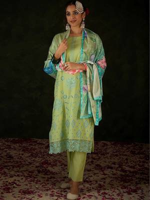 Women Floral Embroidered Regular Thread Work Kurta with Trousers & With Dupatta 1