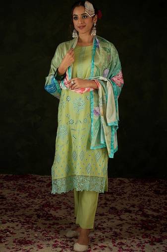 Women Floral Embroidered Regular Thread Work Kurta with Trousers & With Dupatta
