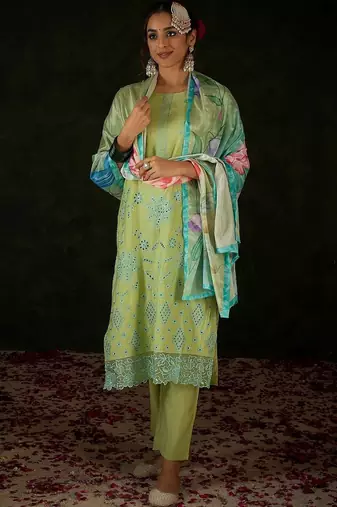 Women Floral Embroidered Regular Thread Work Kurta with Trousers & With Dupatta