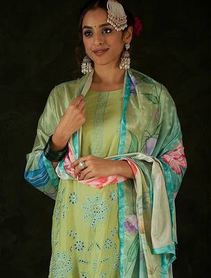 Women Floral Embroidered Regular Thread Work Kurta with Trousers & With Dupatta 2
