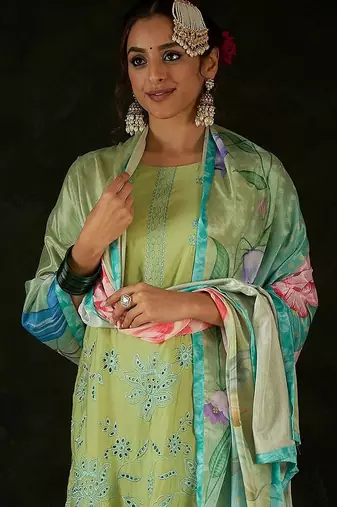 Women Floral Embroidered Regular Thread Work Kurta with Trousers & With Dupatta