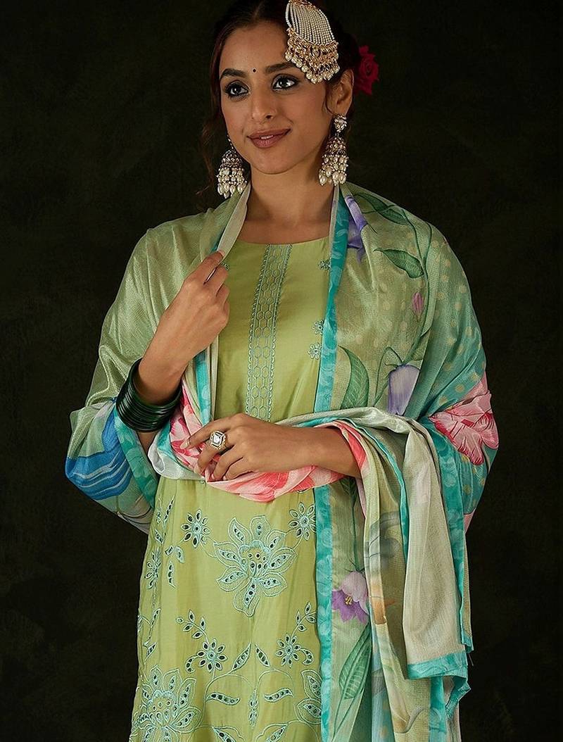 Women Floral Embroidered Regular Thread Work Kurta with Trousers & With Dupatta