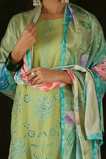 Women Floral Embroidered Regular Thread Work Kurta with Trousers & With Dupatta