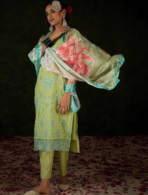 Women Floral Embroidered Regular Thread Work Kurta with Trousers & With Dupatta 4