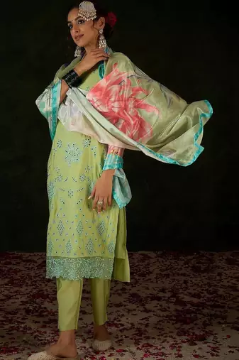 Women Floral Embroidered Regular Thread Work Kurta with Trousers & With Dupatta