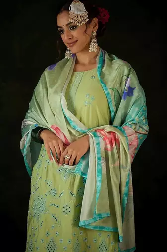 Women Floral Embroidered Regular Thread Work Kurta with Trousers & With Dupatta