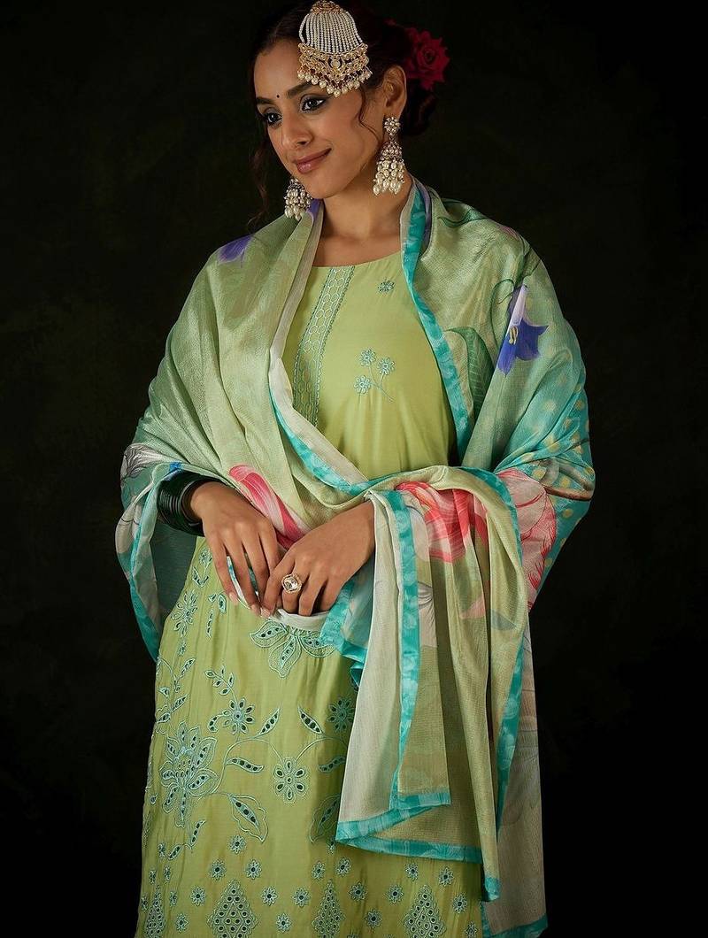 Women Floral Embroidered Regular Thread Work Kurta with Trousers & With Dupatta