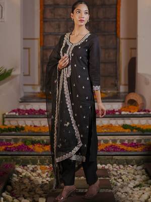 Women Ethnic Motifs Embroidered Regular Thread Work Kurta with Trousers & With Dupatta 3