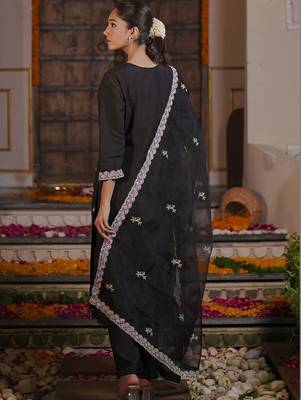 Women Ethnic Motifs Embroidered Regular Thread Work Kurta with Trousers & With Dupatta 4