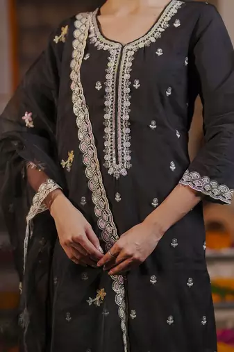 Women Ethnic Motifs Embroidered Regular Thread Work Kurta with Trousers & With Dupatta