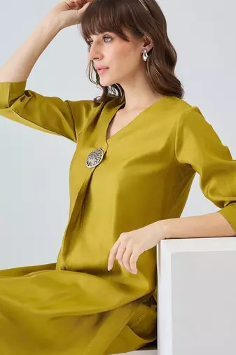 Women Regular Liva Kurta with Trousers