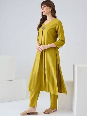 Women Regular Liva Kurta with Trousers 3