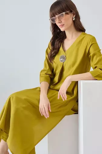 Women Regular Liva Kurta with Trousers