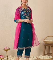Women Floral Embroidered Regular Thread Work Kurta with Trousers & With Dupatta