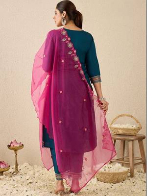Women Floral Embroidered Regular Thread Work Kurta with Trousers & With Dupatta 4