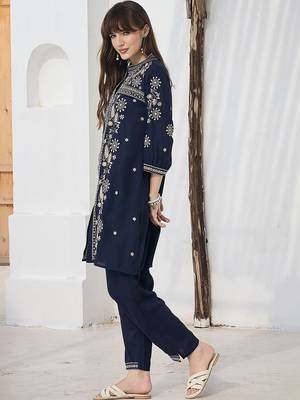 Women Ethnic Motifs Embroidered Regular Thread Work Kurta with Trousers 3