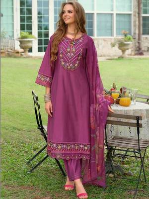 Women Floral Embroidered Regular Thread Work Kurta with Trousers & With Dupatta 1