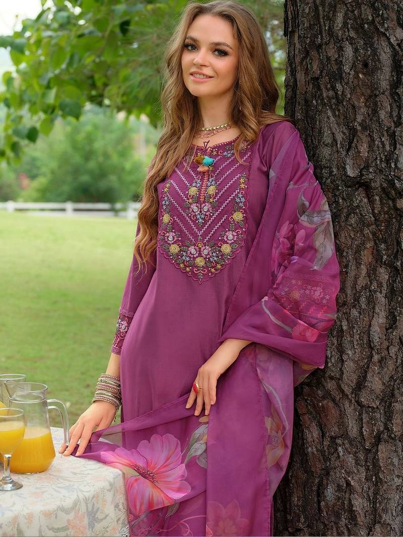 Women Floral Embroidered Regular Thread Work Kurta with Trousers & With Dupatta