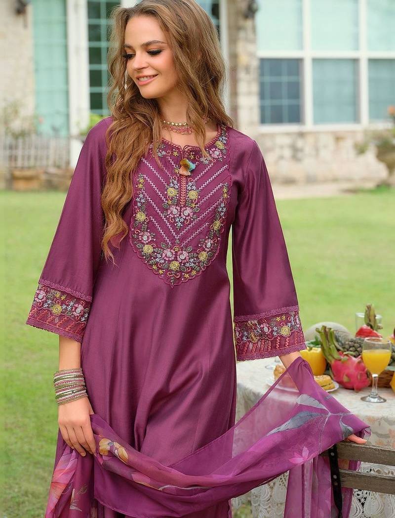 Women Floral Embroidered Regular Thread Work Kurta with Trousers & With Dupatta