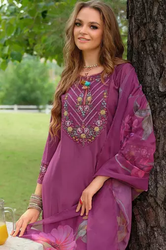 Women Floral Embroidered Regular Thread Work Kurta with Trousers & With Dupatta