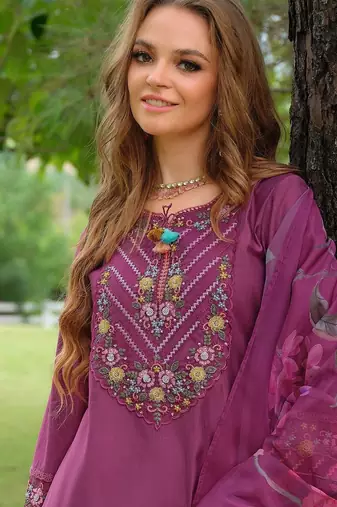 Women Floral Embroidered Regular Thread Work Kurta with Trousers & With Dupatta