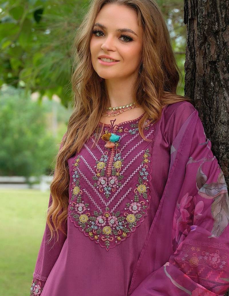 Women Floral Embroidered Regular Thread Work Kurta with Trousers & With Dupatta