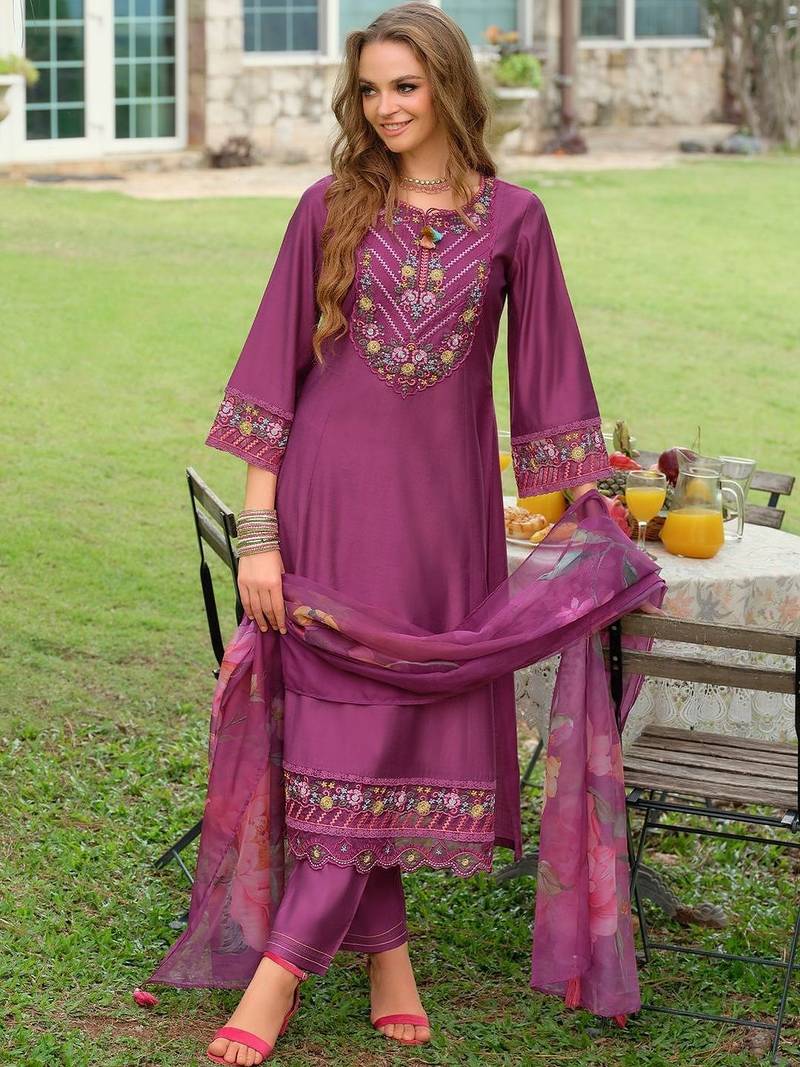 Women Floral Embroidered Regular Thread Work Kurta with Trousers & With Dupatta