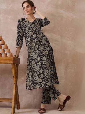 Women Floral Printed Regular Pure Cotton Kurta with Trousers 1