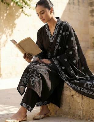 Women Floral Embroidered Regular Thread Work Pure Cotton Kurta with Trousers & With Dupatta 2