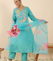 Women Floral Embroidered Regular Thread Work Kurta with Trousers & With Dupatta