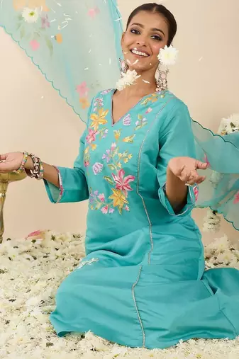 Women Floral Embroidered Regular Thread Work Kurta with Trousers & With Dupatta