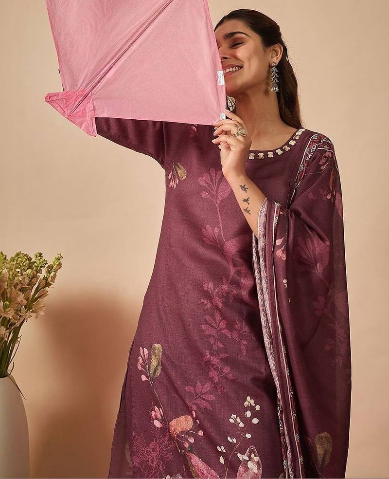 Women Floral Printed Regular Thread Work Linen Kurta with Trousers & With Dupatta