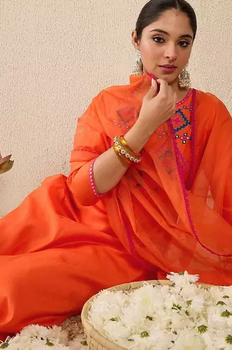 Women Ethnic Motifs Embroidered Regular Mirror Work Liva Kurta with Trousers & With Dupatta