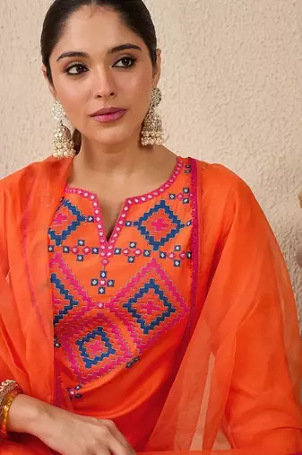 Women Ethnic Motifs Embroidered Regular Mirror Work Liva Kurta with Trousers & With Dupatta