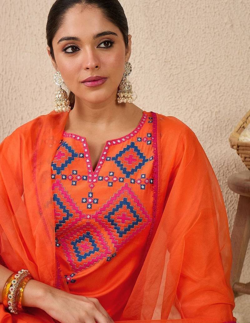 Women Ethnic Motifs Embroidered Regular Mirror Work Liva Kurta with Trousers & With Dupatta