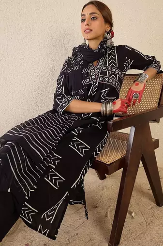 Women Printed Empire Thread Work Pure Cotton Kurta with Trousers & With Dupatta