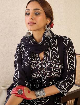Women Printed Empire Thread Work Pure Cotton Kurta with Trousers & With Dupatta 4