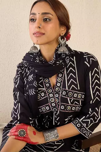 Women Printed Empire Thread Work Pure Cotton Kurta with Trousers & With Dupatta