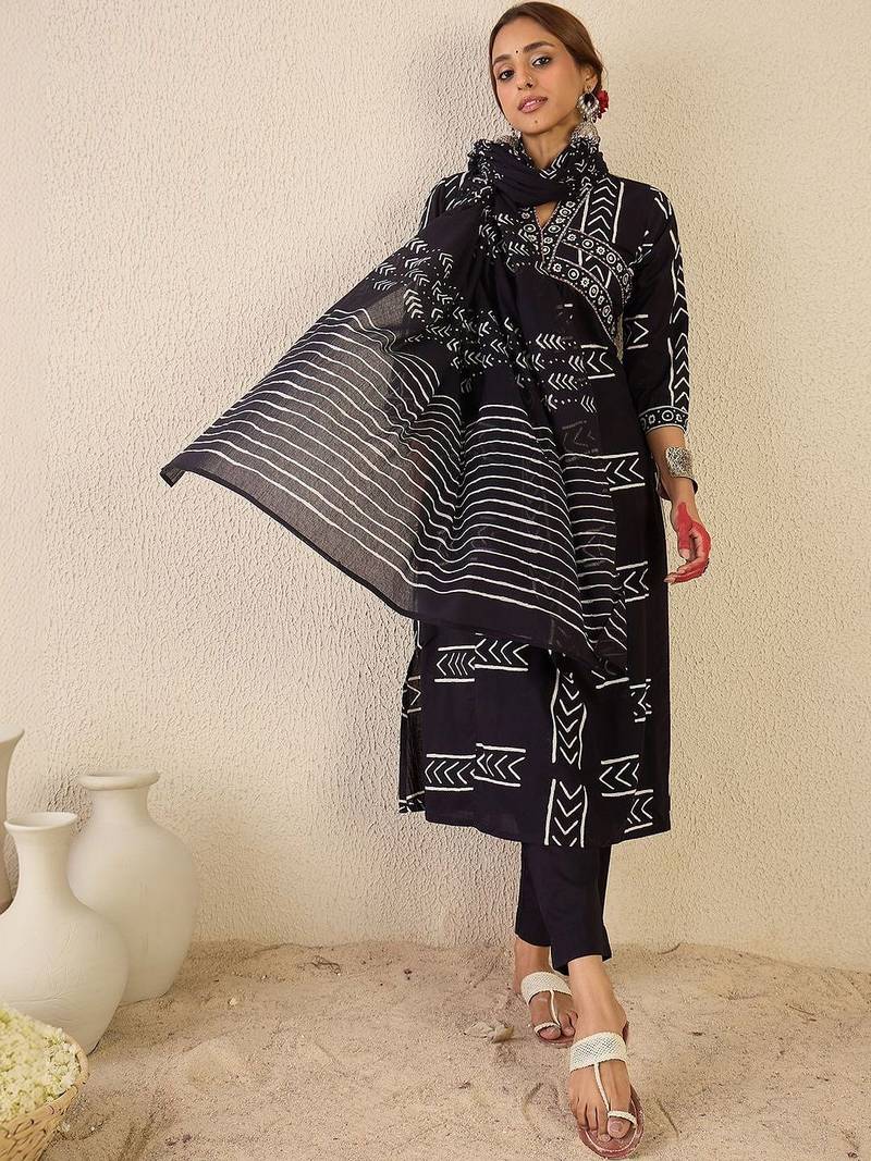 Women Printed Empire Thread Work Pure Cotton Kurta with Trousers & With Dupatta