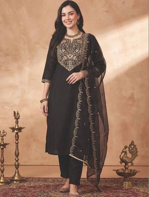 Women Floral Embroidered Regular Thread Work Kurta with Trousers & With Dupatta 1