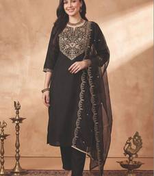 Women Floral Embroidered Regular Thread Work Kurta with Trousers & With Dupatta
