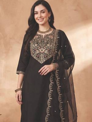 Women Floral Embroidered Regular Thread Work Kurta with Trousers & With Dupatta 2