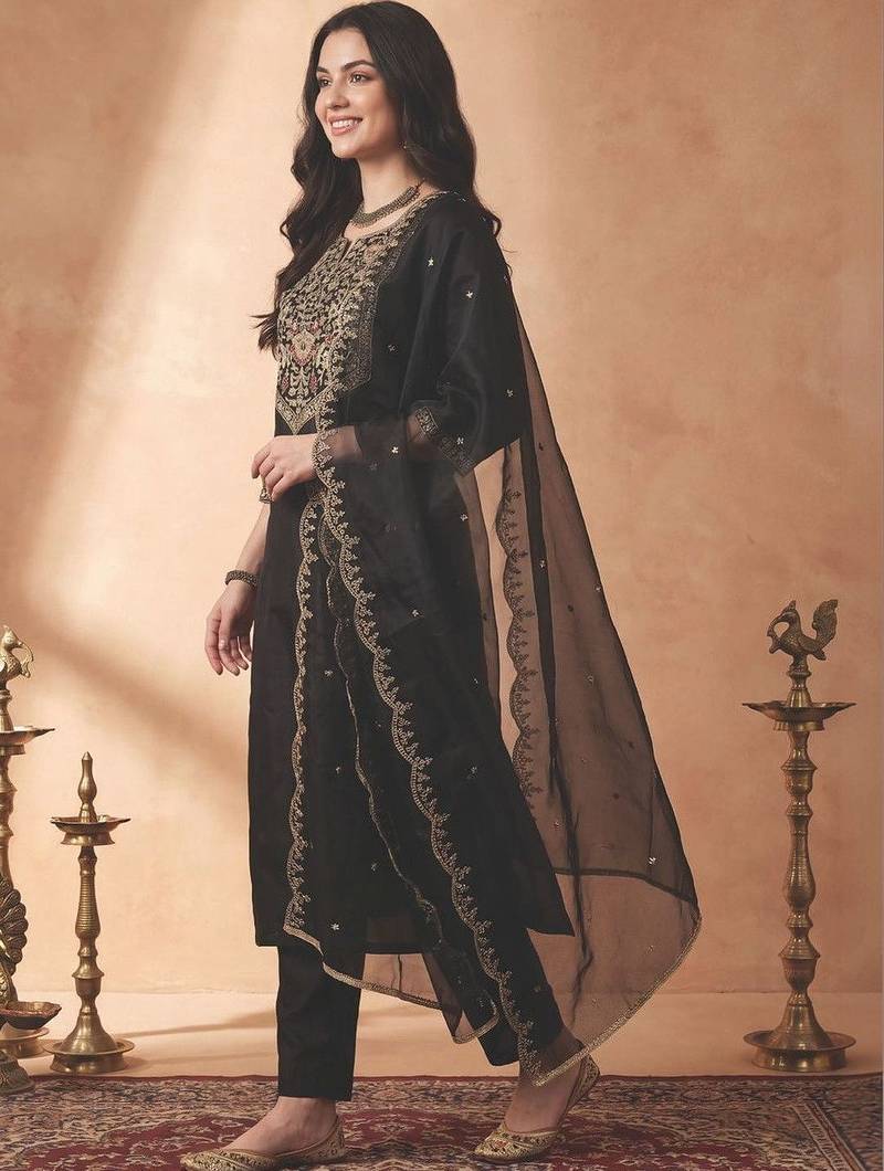 Women Floral Embroidered Regular Thread Work Kurta with Trousers & With Dupatta
