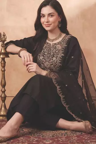Women Floral Embroidered Regular Thread Work Kurta with Trousers & With Dupatta